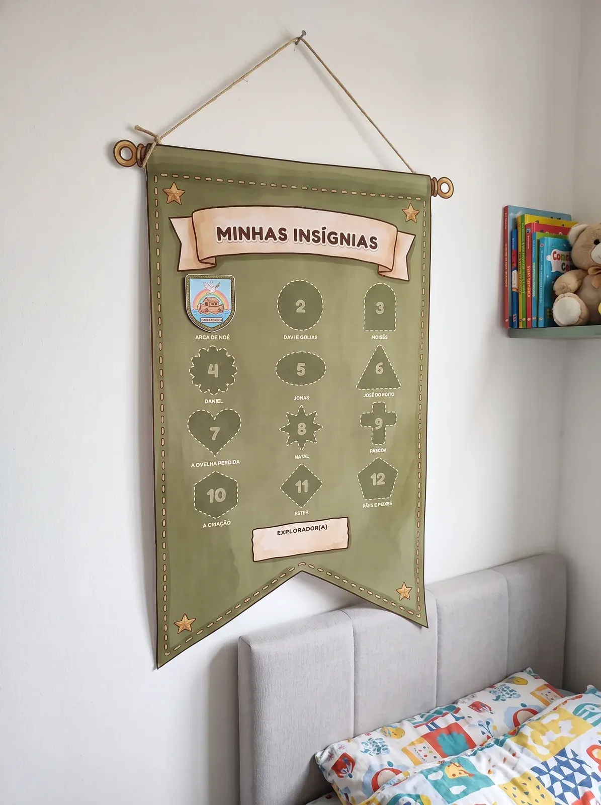 Estandarte do Explorador pendurado na parede do quarto, com espaço para 12 insígnias